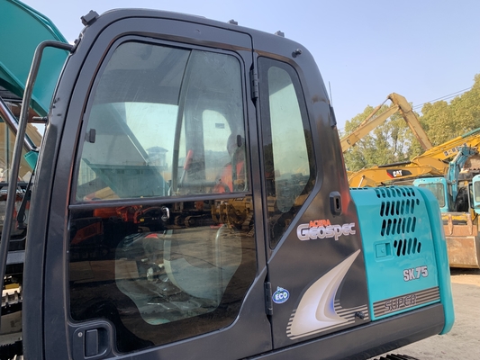 Escavatore Kobelco SK75 usato e in buone condizioni ideale per la costruzione di ingegneria